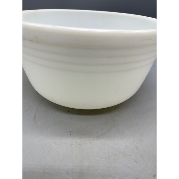 vintage Pyrex mixing bowl white 8.75" diameter 5" tall 4.75" base USA READ - Picture 4 of 9